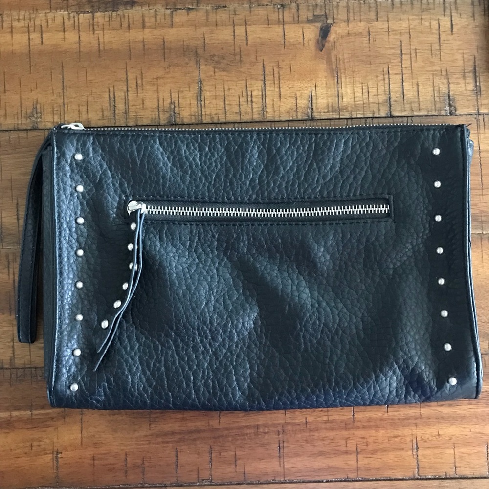 Mossimo Clutch 🎉 final price
